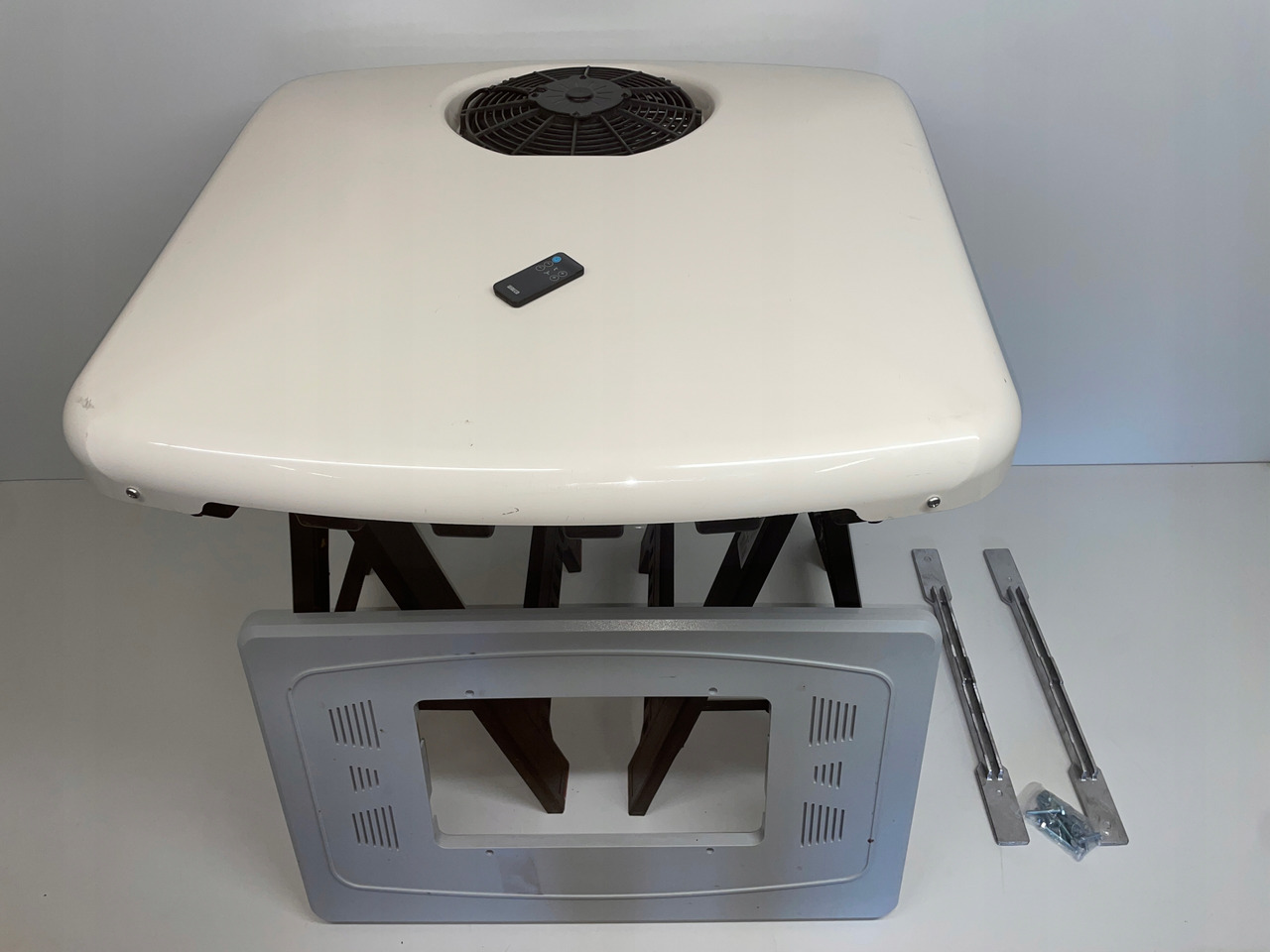 KLIMATYZACJA POSTOJOWA PILOT SLIMCOOL FACTORY PREP DAF SCANIA MC1507523 - A/C compressor for Truck: picture 1 KLIMATYZACJA POSTOJOWA PILOT SLIMCOOL FACTORY PREP DAF SCANIA MC1507523 - A/C compressor for Truck: picture 1