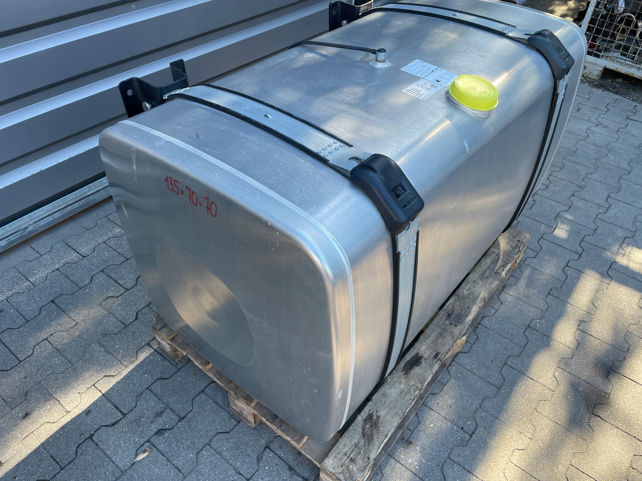 KOMPLETNY ZBIORNIK PALIWA MAN TGX TGS 580 L 81122016936 - Fuel tank for Truck: picture 2 KOMPLETNY ZBIORNIK PALIWA MAN TGX TGS 580 L 81122016936 - Fuel tank for Truck: picture 2