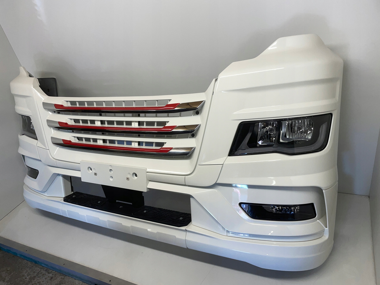 KOMPLETNY ZDERZAK MAN TG3 TGX3 TGX 3 ORYGINALNY KOLOR RAL 9010 - Bumper for Truck: picture 3 KOMPLETNY ZDERZAK MAN TG3 TGX3 TGX 3 ORYGINALNY KOLOR RAL 9010 - Bumper for Truck: picture 3