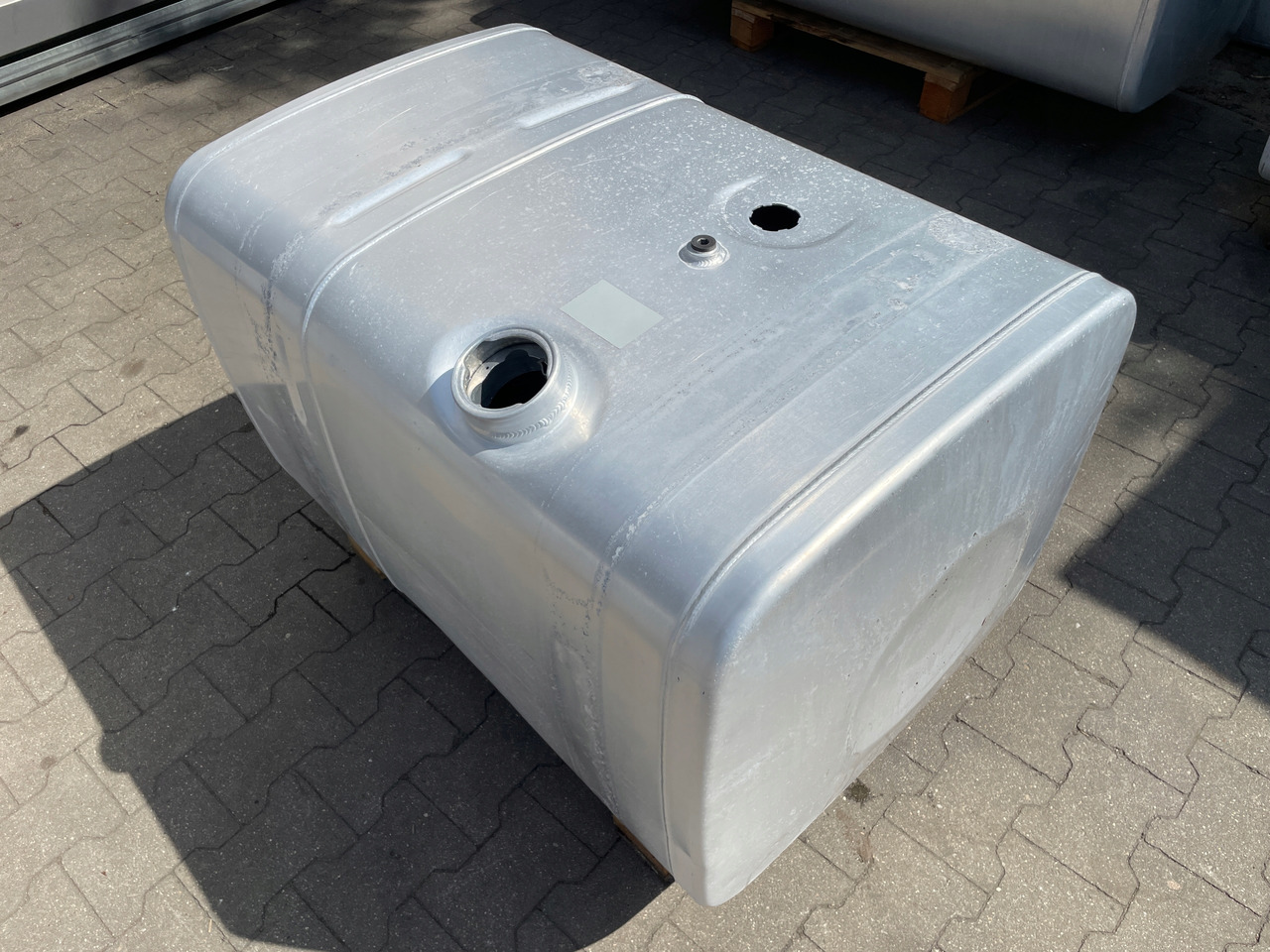 ZBIORNIK PALIWA MAN TGX TGS 390 L 400 L 81122016919 - Fuel tank for Truck: picture 4 ZBIORNIK PALIWA MAN TGX TGS 390 L 400 L 81122016919 - Fuel tank for Truck: picture 4