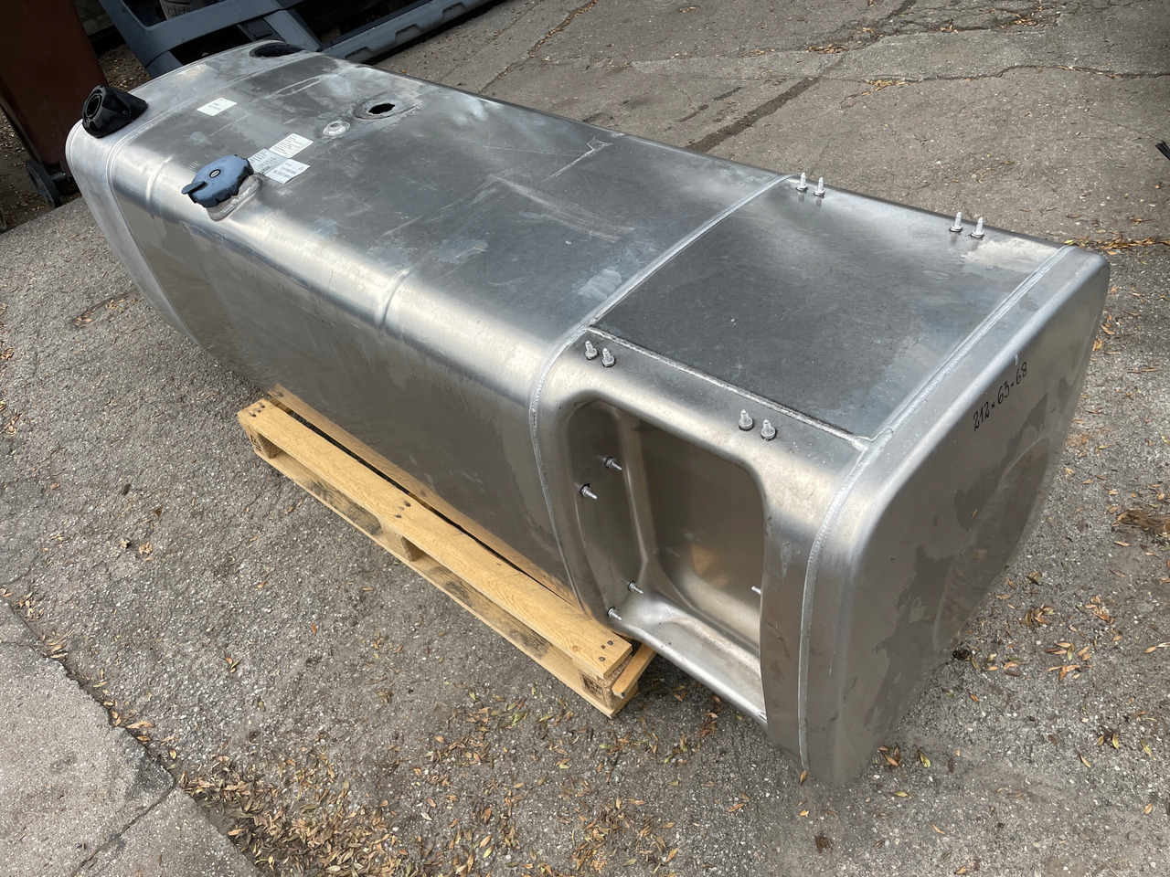 ZBIORNIK PALIWA MAN TGX TGS 680 L 75 AD BLUE 81122016726 - Fuel tank for Truck: picture 3 ZBIORNIK PALIWA MAN TGX TGS 680 L 75 AD BLUE 81122016726 - Fuel tank for Truck: picture 3