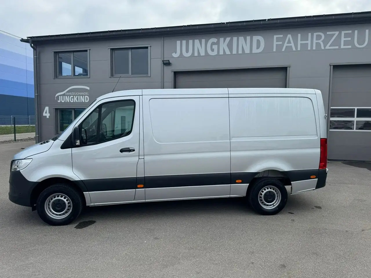 Mercedes-Benz Sprinter 317 CDI Flach Lang Silber Klima MBUX - Panel van: picture 3 Mercedes-Benz Sprinter 317 CDI Flach Lang Silber Klima MBUX - Panel van: picture 3