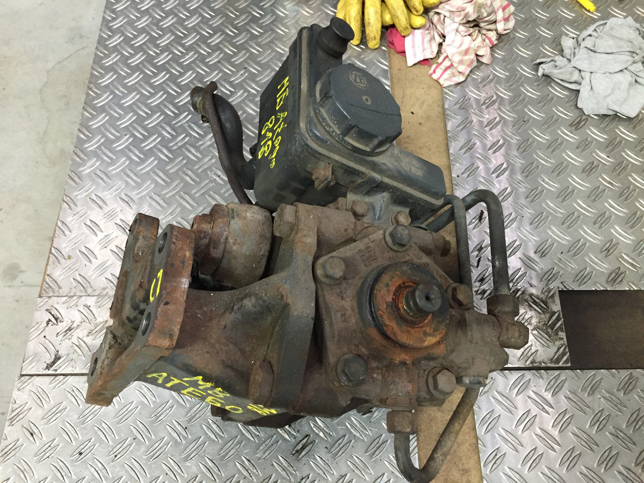 Gebrauchtes Lenkgetriebe DB Atego 818, Artikel - Nr.: A 970 460 08 00 - Steering gear for Truck: picture 2 Gebrauchtes Lenkgetriebe DB Atego 818, Artikel - Nr.: A 970 460 08 00 - Steering gear for Truck: picture 2