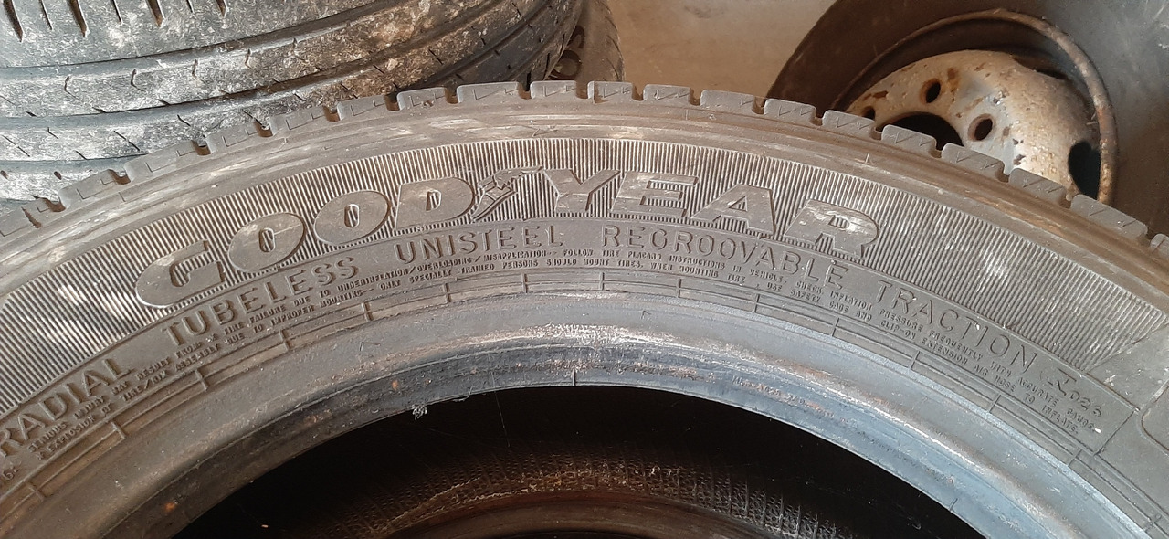 Neuwertige GoodYear Reifen ohne Felgen, 215 / 75 R17,5 Artikel - Nr. : 81.99999 - 9999 - Tire for Truck: picture 1 Neuwertige GoodYear Reifen ohne Felgen, 215 / 75 R17,5 Artikel - Nr. : 81.99999 - 9999 - Tire for Truck: picture 1