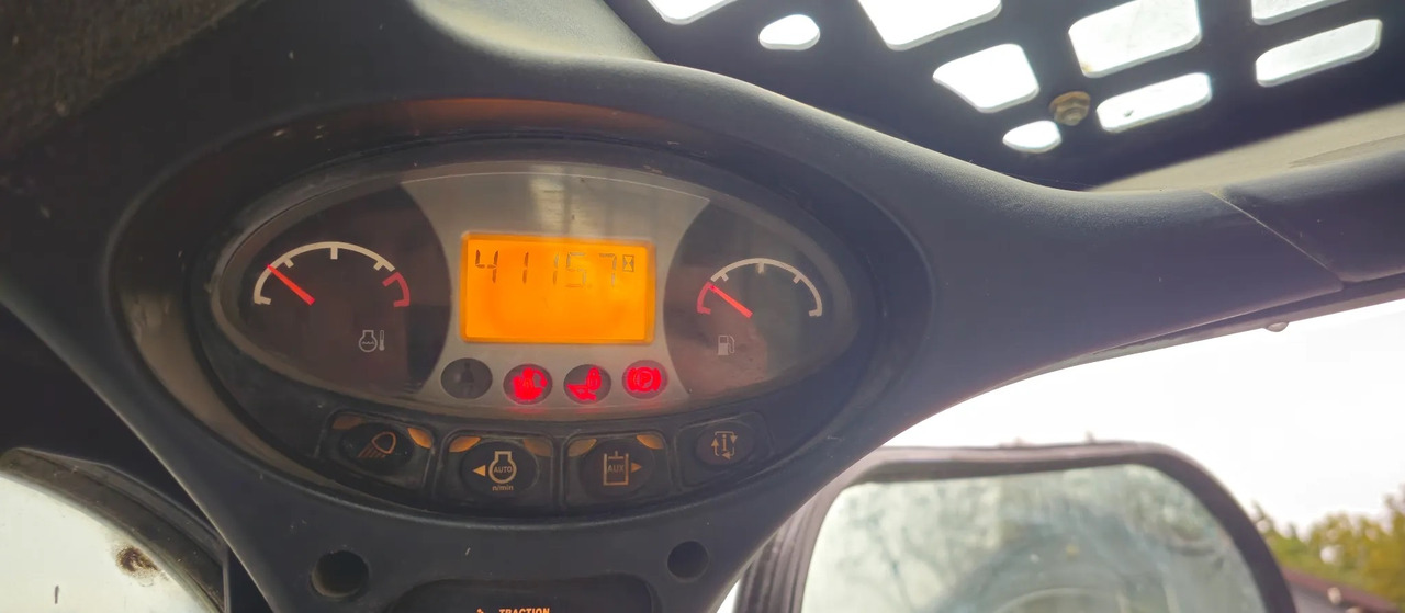 Skid steer loader BOBCAT S570: picture 6