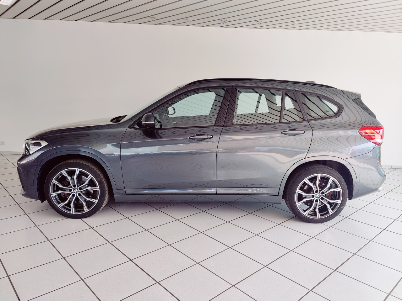 BMW X1 xDrive 20 d M Sport Navi Ambiente PDC SHZ Apple Android - SUV: picture 5 BMW X1 xDrive 20 d M Sport Navi Ambiente PDC SHZ Apple Android - SUV: picture 5