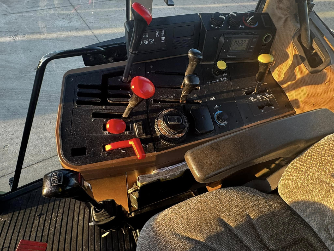 Farm tractor John Deere 6800: picture 11 Farm tractor John Deere 6800: picture 11