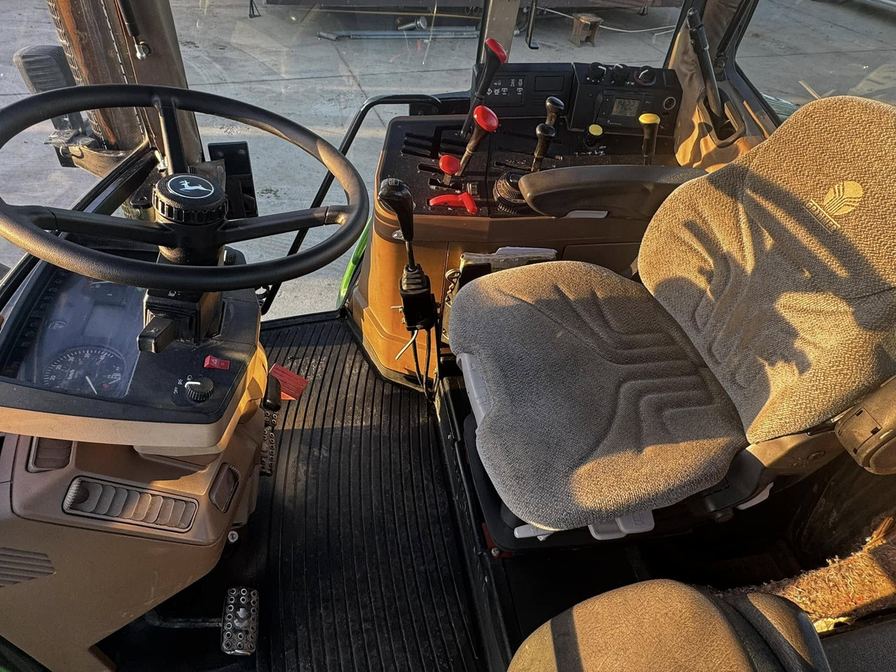 Farm tractor John Deere 6800: picture 21 Farm tractor John Deere 6800: picture 21