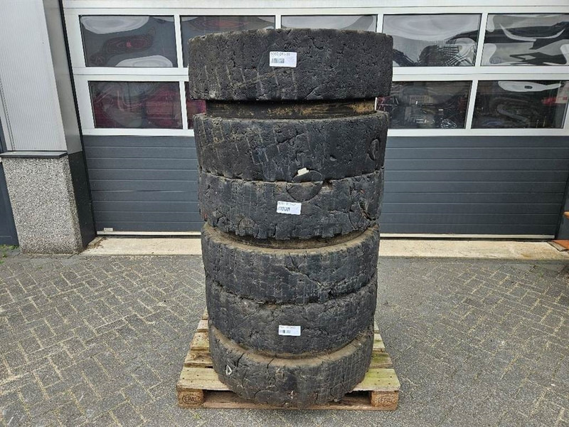 Liebherr 10.00-20 - Tire/Reifen/Band - Wheels and tires for Construction machinery: picture 1 Liebherr 10.00-20 - Tire/Reifen/Band - Wheels and tires for Construction machinery: picture 1