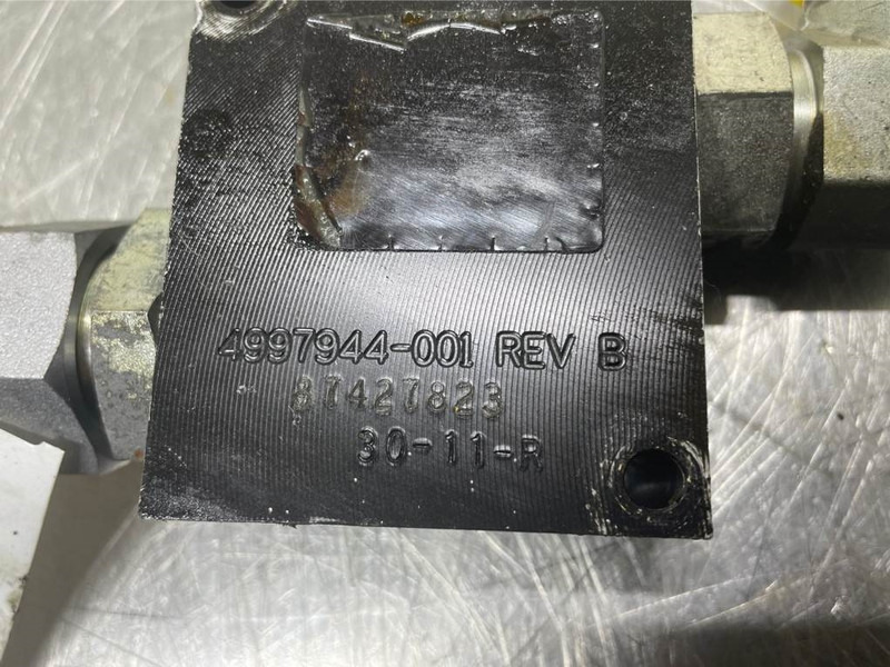 New Holland W110C-Eaton 4997944-001-Valve/Ventile/Ventiel - Hydraulics for Construction machinery: picture 4 New Holland W110C-Eaton 4997944-001-Valve/Ventile/Ventiel - Hydraulics for Construction machinery: picture 4