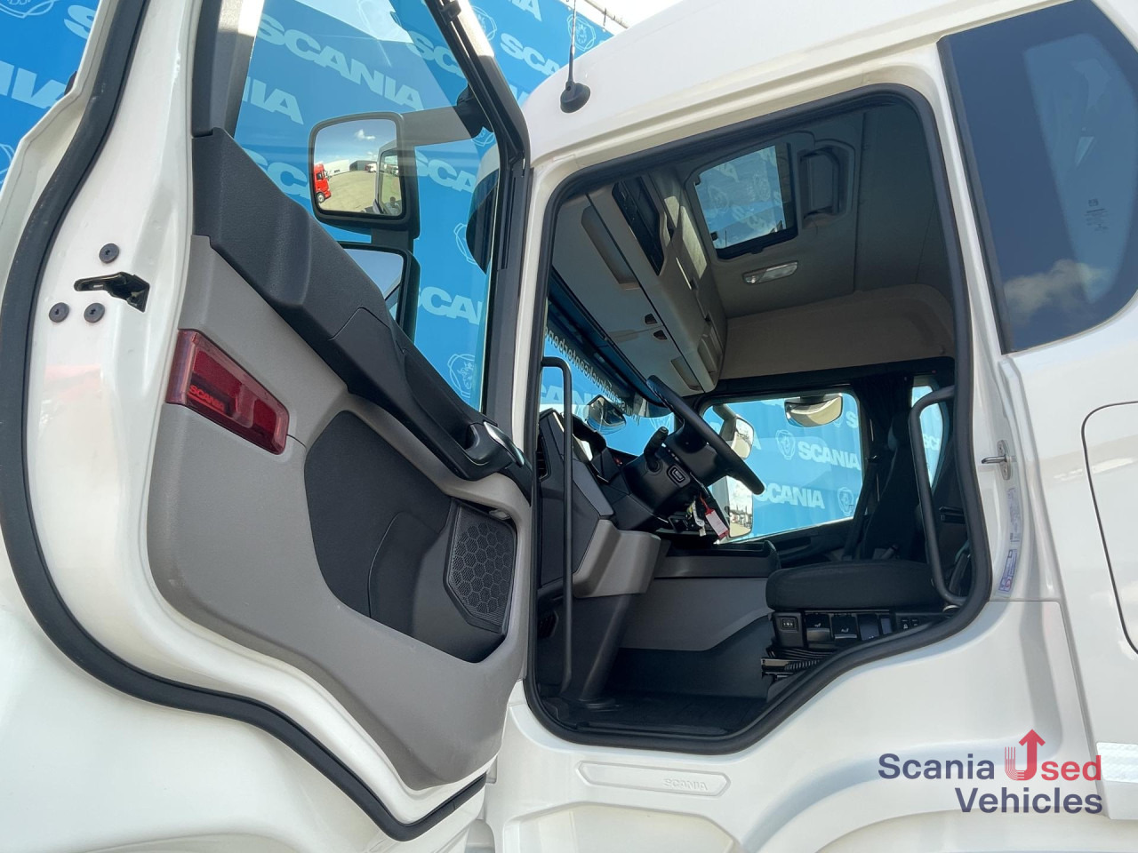 SCANIA G 280 B4x2NB RETARDER FULL AIR CNG TAIL LIFT 2.5T - Box truck: picture 3 SCANIA G 280 B4x2NB RETARDER FULL AIR CNG TAIL LIFT 2.5T - Box truck: picture 3