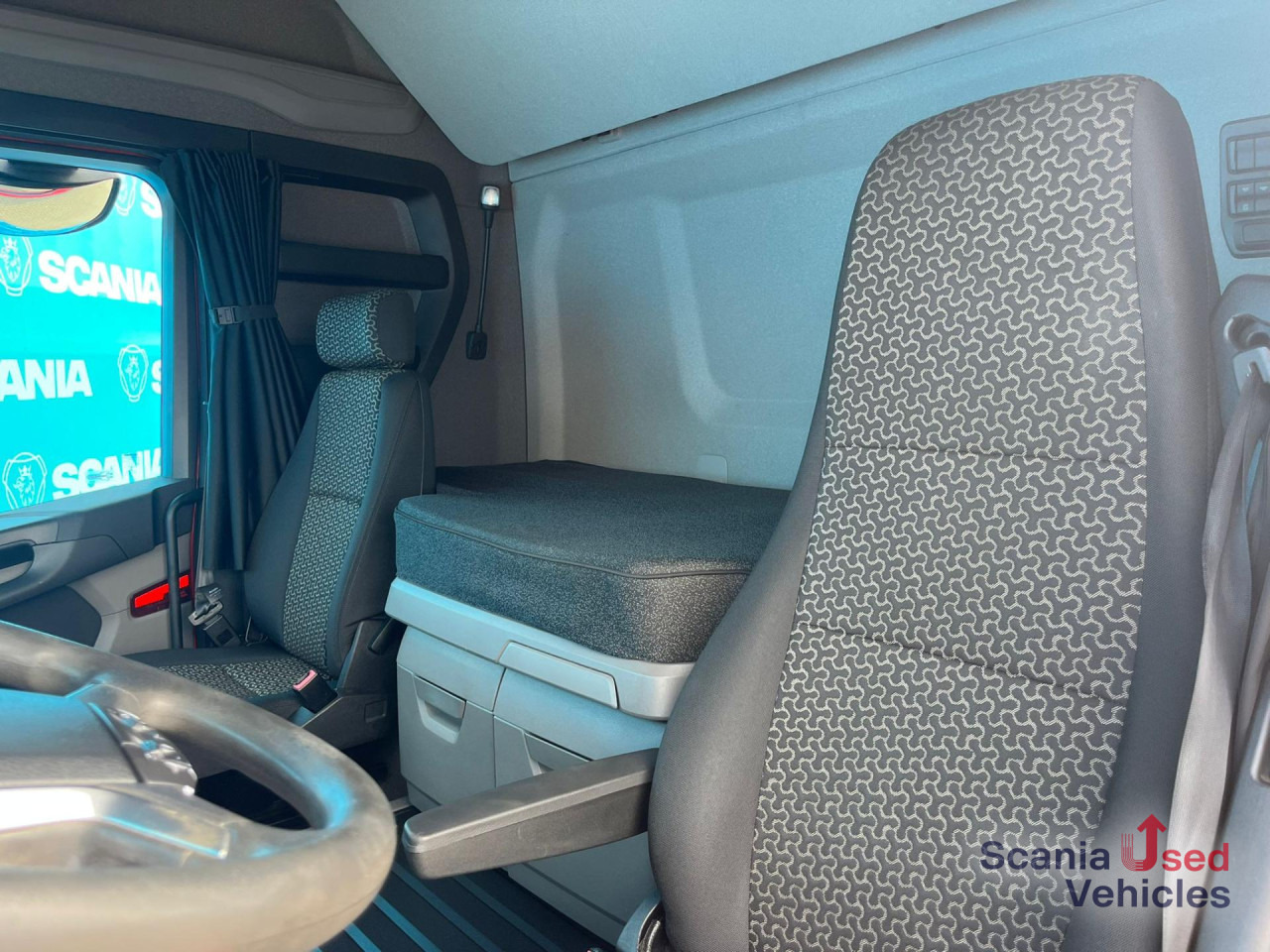 SCANIA R 450 A4x2NA RETARDER 8T DIFF-L HYDRO LOW MILEAGE - Tractor unit: picture 4 SCANIA R 450 A4x2NA RETARDER 8T DIFF-L HYDRO LOW MILEAGE - Tractor unit: picture 4