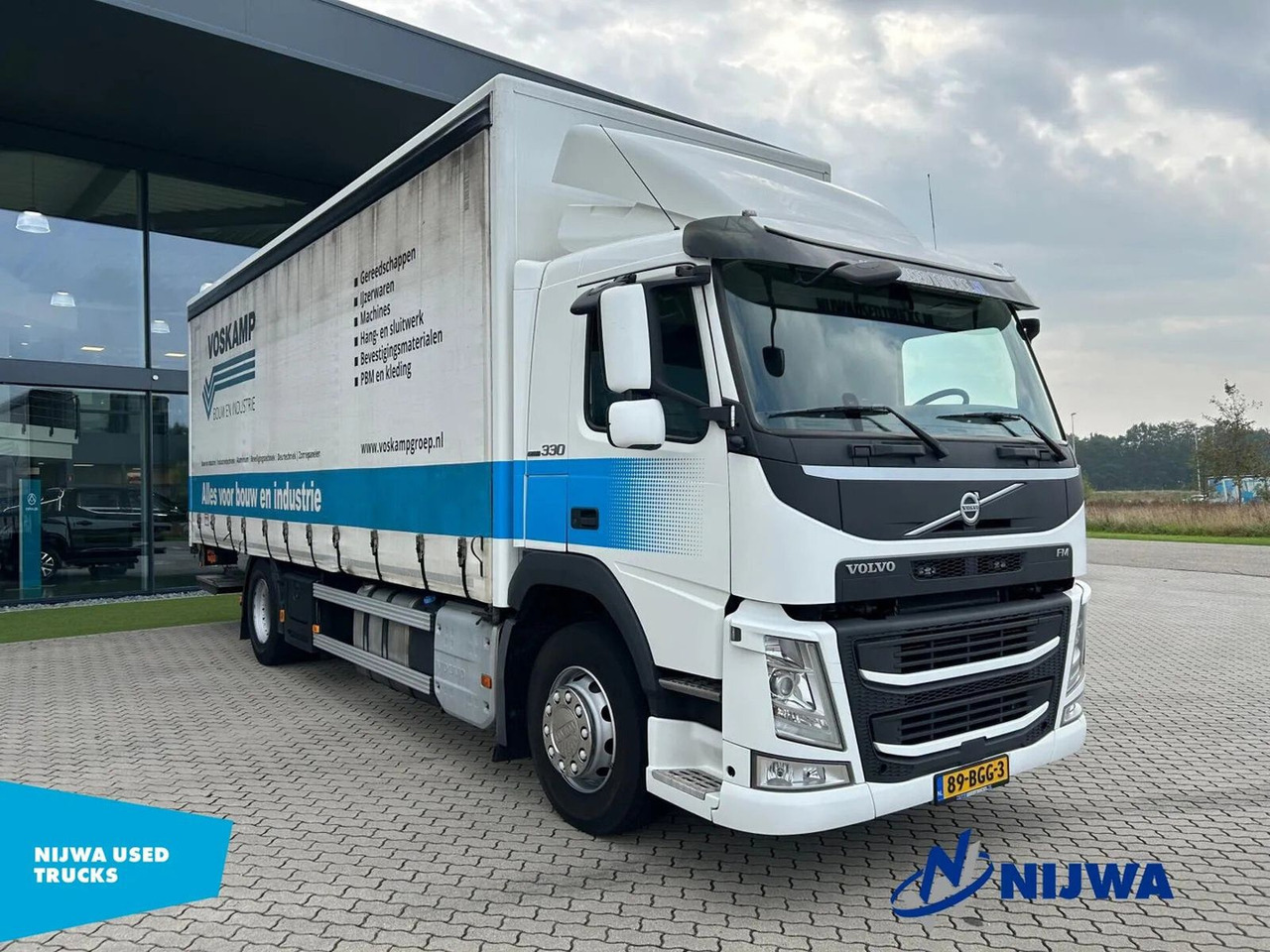 Volvo FM 330 Schuifzeil + Laadklep - Curtainsider truck: picture 2 Volvo FM 330 Schuifzeil + Laadklep - Curtainsider truck: picture 2