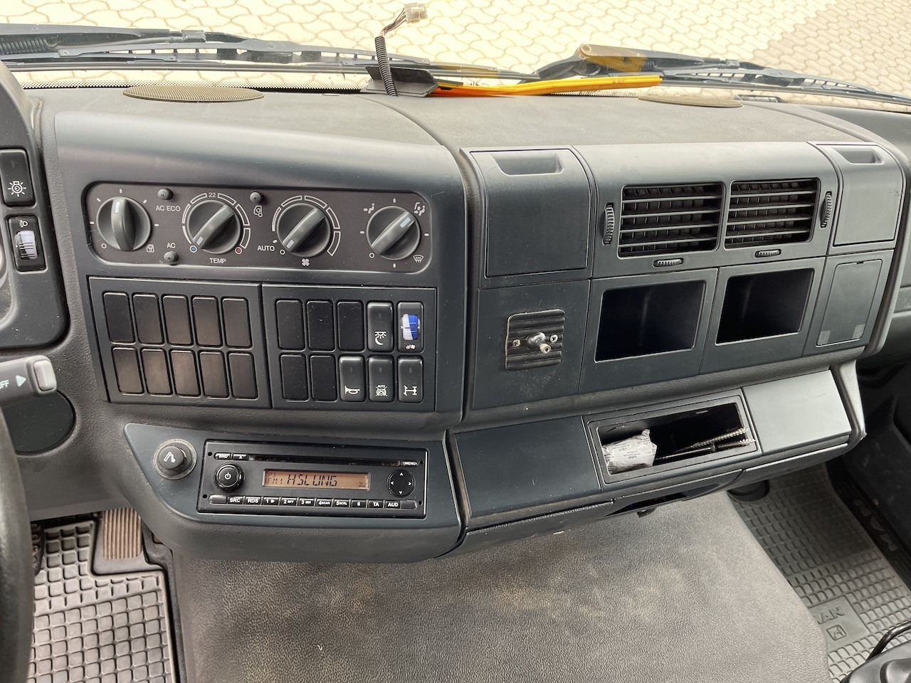 MAN TGL 8.220 4x2 Pritsche AHK - Flatbed van: picture 2 MAN TGL 8.220 4x2 Pritsche AHK - Flatbed van: picture 2