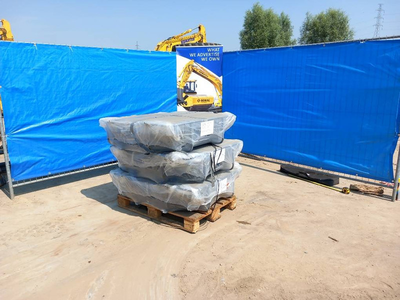 Komatsu PC210 VANDAL PROTECTION - Attachment for Construction machinery: picture 2 Komatsu PC210 VANDAL PROTECTION - Attachment for Construction machinery: picture 2
