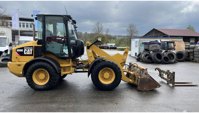 Caterpillar 908 M Klappschaufel+Pal.gabel Schnellwechsl. 908 M 4x4 Klappschaufel+Pal.gabel Schnellwechsl. - Wheel loader: picture 1 Caterpillar 908 M Klappschaufel+Pal.gabel Schnellwechsl. 908 M 4x4 Klappschaufel+Pal.gabel Schnellwechsl. - Wheel loader: picture 1