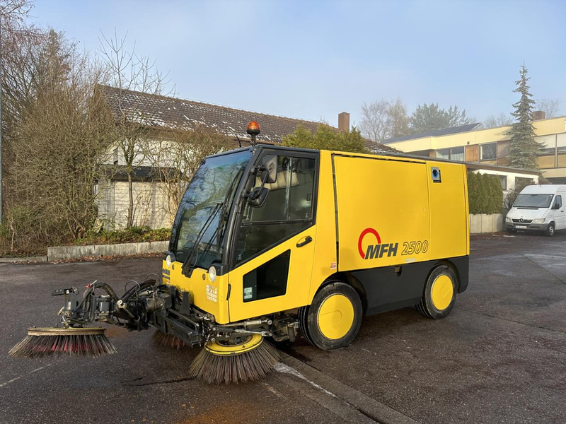 Diversen MFH 2500 Kehrmaschine Klima 3 Besen AEBI MATEC MFH 2500 Kehrmaschine Klima 3 Besen - Industrial sweeper: picture 4 Diversen MFH 2500 Kehrmaschine Klima 3 Besen AEBI MATEC MFH 2500 Kehrmaschine Klima 3 Besen - Industrial sweeper: picture 4