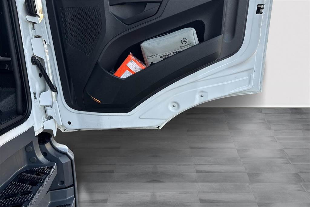 Interior photo 3: Leasing of  Mercedes-Benz Actros 1827 L 5 SM KSA Mercedes-Benz Actros 1827 L 5 SM KSA