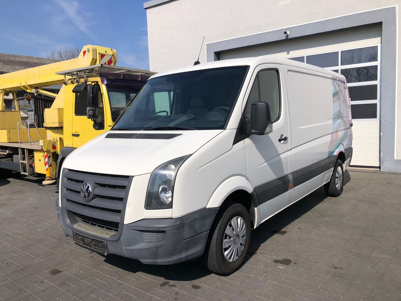 Volkswagen Crafter 2.5 TDI 30 mittel L2H1, Klima - Small van: picture 1 Volkswagen Crafter 2.5 TDI 30 mittel L2H1, Klima - Small van: picture 1