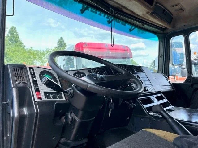 Tipper MAN 41.464 F2000 8X4 FULL STEEL KIPPER (EURO 2 / ZF16 MANUAL GEARBOX / ZF-INTARDER / FULL STEEL SUSPENSION / REDUCTION AXLES): picture 8