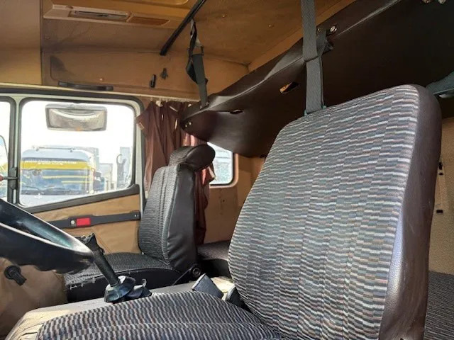 Dropside/ Flatbed truck Mercedes-Benz 1117 K 6-CILINDER SLEEPERCAB (8 WHEEL NUTS / FULL STEEL SUSPENSION / MANUAL GEARBOX): picture 10 Dropside/ Flatbed truck Mercedes-Benz 1117 K 6-CILINDER SLEEPERCAB (8 WHEEL NUTS / FULL STEEL SUSPENSION / MANUAL GEARBOX): picture 10