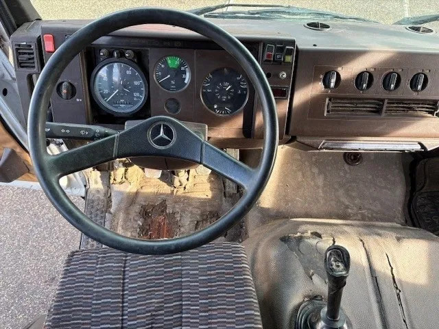 Dropside/ Flatbed truck Mercedes-Benz 1117 K 6-CILINDER SLEEPERCAB (8 WHEEL NUTS / FULL STEEL SUSPENSION / MANUAL GEARBOX): picture 8 Dropside/ Flatbed truck Mercedes-Benz 1117 K 6-CILINDER SLEEPERCAB (8 WHEEL NUTS / FULL STEEL SUSPENSION / MANUAL GEARBOX): picture 8