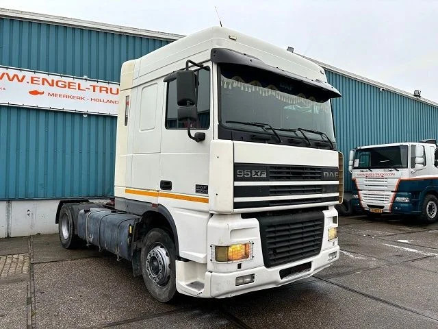 DAF 95.430 XF SPACECAB (EURO 3 / ZF16 MANUAL GEARBOX / ZF-INTARDER / AIRCONDITIONING / 870 LITER DIESELTANK) - Tractor unit: picture 2 DAF 95.430 XF SPACECAB (EURO 3 / ZF16 MANUAL GEARBOX / ZF-INTARDER / AIRCONDITIONING / 870 LITER DIESELTANK) - Tractor unit: picture 2