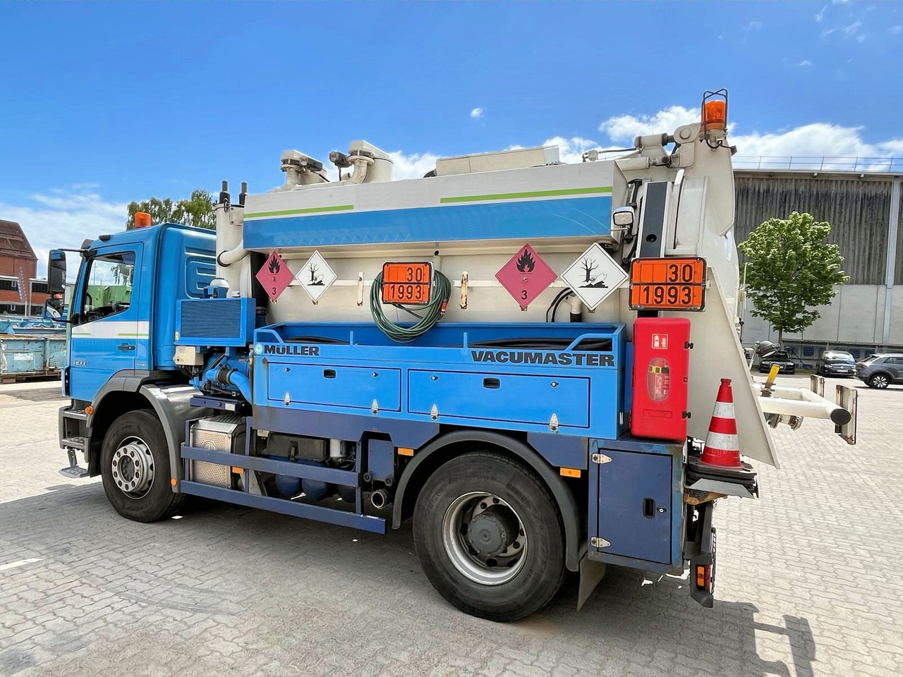 Mercedes-Benz Axor 1833 Müller 9,5m³ Saug u.Druck+HD-Spül +ADR - Vacuum truck: picture 2 Mercedes-Benz Axor 1833 Müller 9,5m³ Saug u.Druck+HD-Spül +ADR - Vacuum truck: picture 2