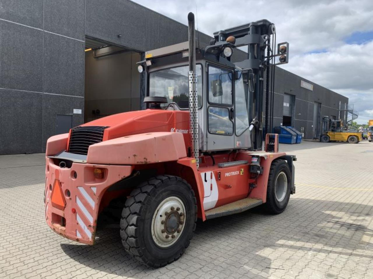 Kalmar DCE100-6 - Diesel forklift: picture 3 Kalmar DCE100-6 - Diesel forklift: picture 3