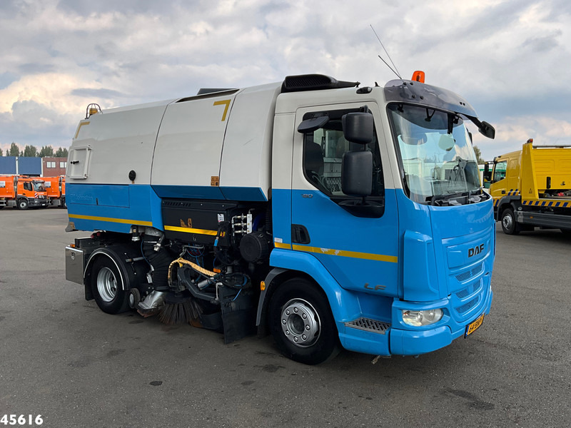 DAF FA LF 180 Euro 6 Johnston VS502 Just 138.807 km! - Road sweeper: picture 4 DAF FA LF 180 Euro 6 Johnston VS502 Just 138.807 km! - Road sweeper: picture 4