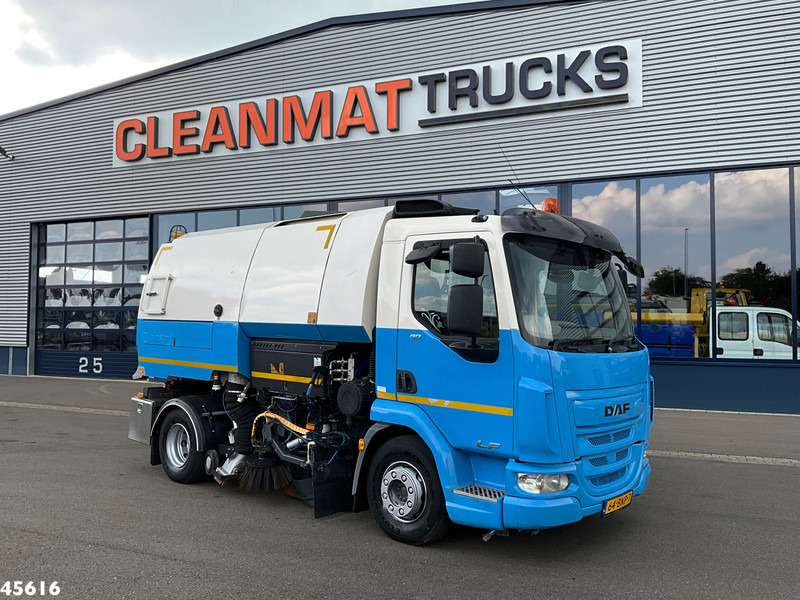 DAF FA LF 180 Euro 6 Johnston VS502 Just 138.807 km! - Road sweeper: picture 3 DAF FA LF 180 Euro 6 Johnston VS502 Just 138.807 km! - Road sweeper: picture 3