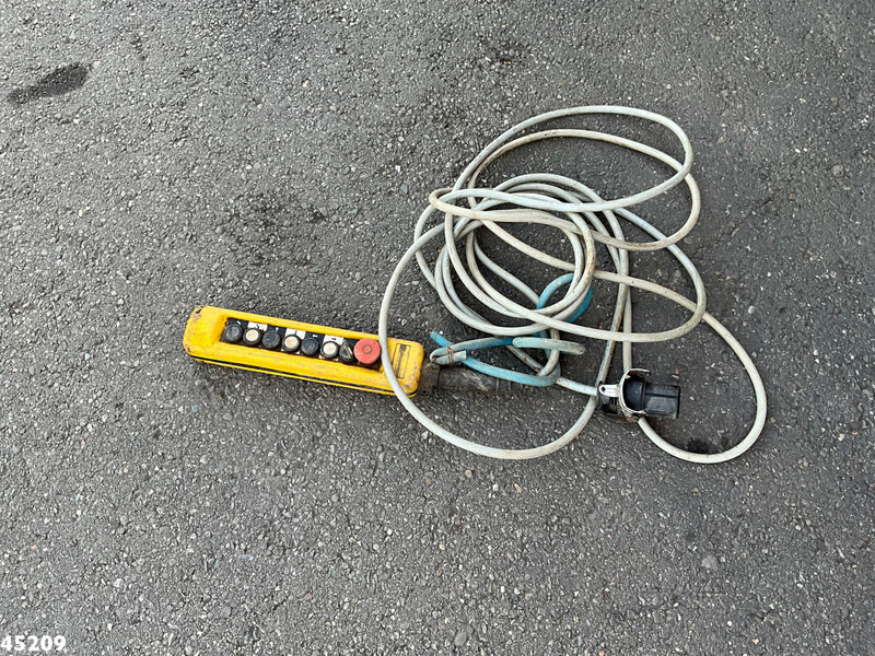 Vacuum truck Mercedes-Benz Actros 3336 6x4 RSP Saugbagger 7m³: picture 10 Vacuum truck Mercedes-Benz Actros 3336 6x4 RSP Saugbagger 7m³: picture 10