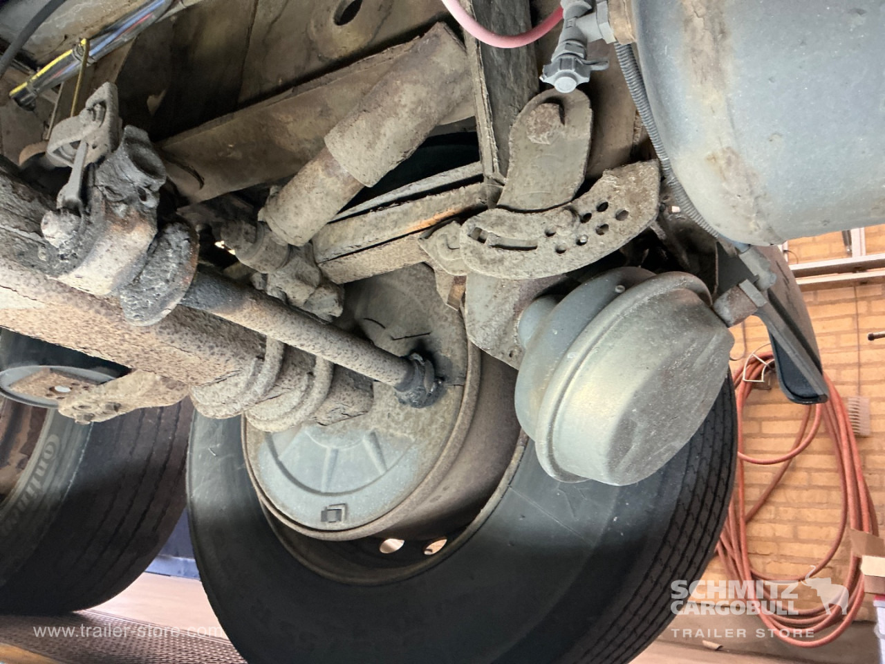 KRONE Dryfreight Standard Taillift - Closed box semi-trailer: picture 5 KRONE Dryfreight Standard Taillift - Closed box semi-trailer: picture 5