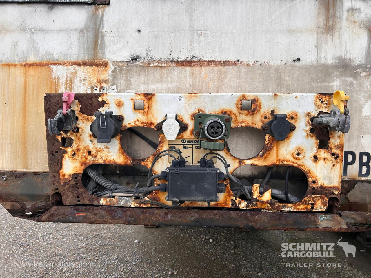 KRONE Reefer Standard Taillift - Isothermal semi-trailer: picture 2 KRONE Reefer Standard Taillift - Isothermal semi-trailer: picture 2