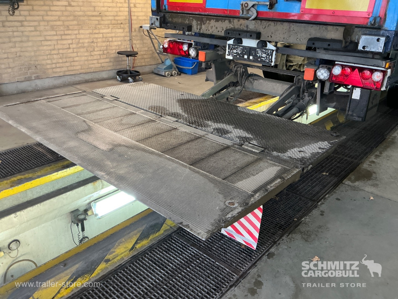 SCHMITZ Dryfreight Standard Taillift - Closed box semi-trailer: picture 3 SCHMITZ Dryfreight Standard Taillift - Closed box semi-trailer: picture 3