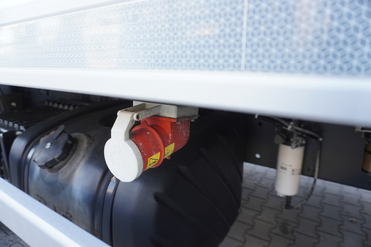 Refrigerator truck DAF LF 290 E6 4×2 / Lamberet refrigerated box 22 pallets / Multitemperature / Carrier Supra 1150 MT: picture 9 Refrigerator truck DAF LF 290 E6 4×2 / Lamberet refrigerated box 22 pallets / Multitemperature / Carrier Supra 1150 MT: picture 9