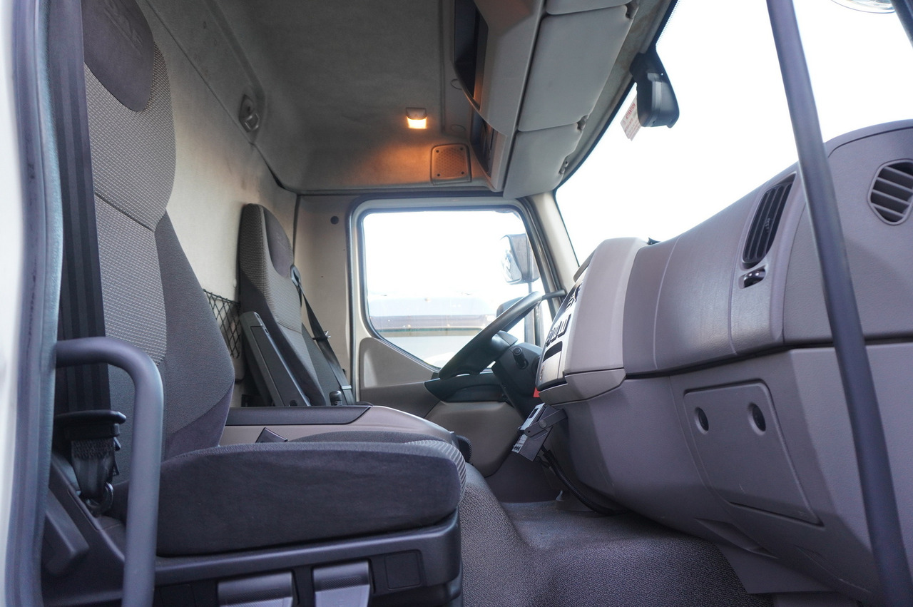 Refrigerator truck DAF LF 290 E6 4×2 / Lamberet refrigerated box 22 pallets / Multitemperature / Carrier Supra 1150 MT: picture 19 Refrigerator truck DAF LF 290 E6 4×2 / Lamberet refrigerated box 22 pallets / Multitemperature / Carrier Supra 1150 MT: picture 19