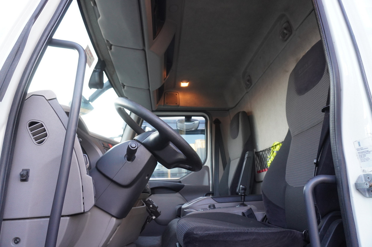 Refrigerator truck DAF LF 290 E6 4×2 / Lamberet refrigerated box 22 pallets / Multitemperature / Carrier Supra 1150 MT: picture 12 Refrigerator truck DAF LF 290 E6 4×2 / Lamberet refrigerated box 22 pallets / Multitemperature / Carrier Supra 1150 MT: picture 12