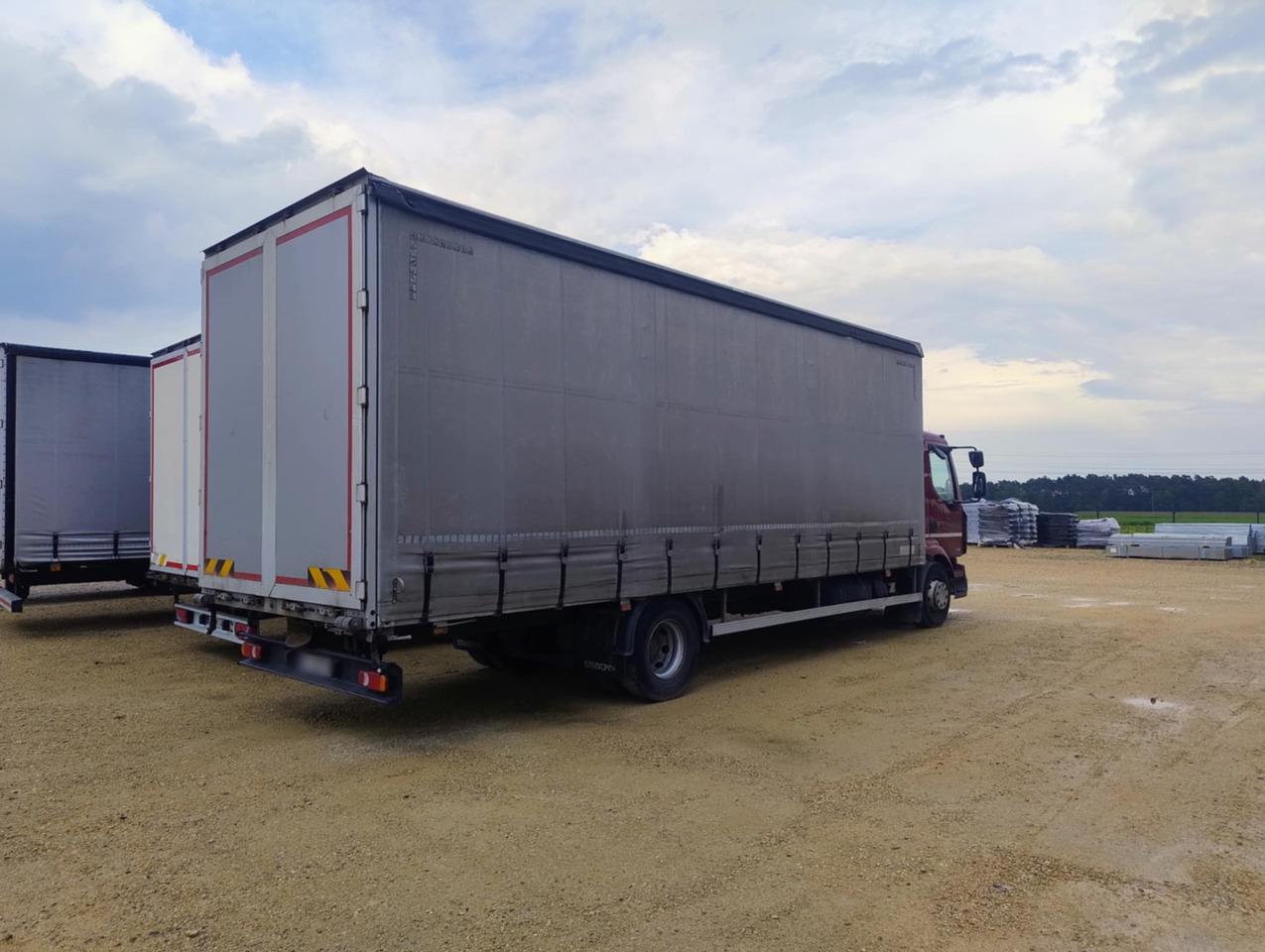 RENAULT Midlum 300 / Curtain 18 EPAL / Sleeping cab - Curtainsider truck: picture 3 RENAULT Midlum 300 / Curtain 18 EPAL / Sleeping cab - Curtainsider truck: picture 3
