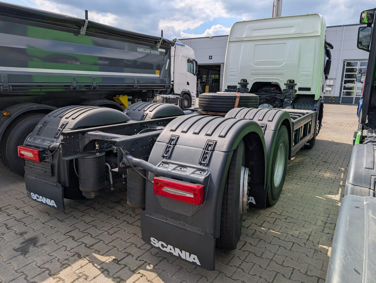 SCANIA P 340 B6x2*4NA / chassis frame / steering axle / CNG / large cab / 8 units - Garbage truck: picture 3 SCANIA P 340 B6x2*4NA / chassis frame / steering axle / CNG / large cab / 8 units - Garbage truck: picture 3
