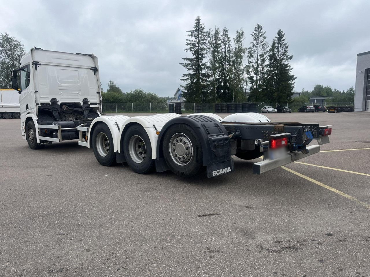 SCANIA R560 B8x4*4 / Chassis / sleeper cab / Power take-off - Cab chassis truck: picture 2 SCANIA R560 B8x4*4 / Chassis / sleeper cab / Power take-off - Cab chassis truck: picture 2
