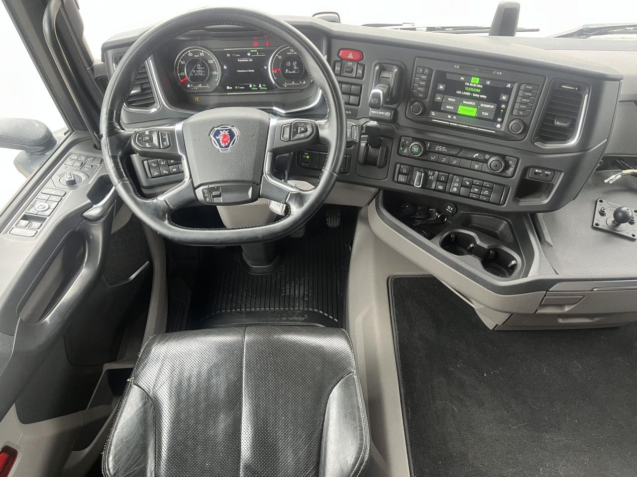 Leasing of SCANIA R560 B8x4*4 / Chassis / sleeper cab / Power take-off SCANIA R560 B8x4*4 / Chassis / sleeper cab / Power take-off: picture 8 Leasing of SCANIA R560 B8x4*4 / Chassis / sleeper cab / Power take-off SCANIA R560 B8x4*4 / Chassis / sleeper cab / Power take-off: picture 8