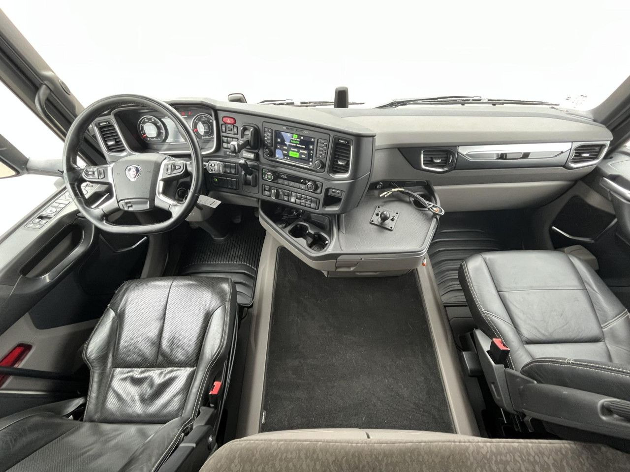 Leasing of SCANIA R560 B8x4*4 / Chassis / sleeper cab / Power take-off SCANIA R560 B8x4*4 / Chassis / sleeper cab / Power take-off: picture 9 Leasing of SCANIA R560 B8x4*4 / Chassis / sleeper cab / Power take-off SCANIA R560 B8x4*4 / Chassis / sleeper cab / Power take-off: picture 9