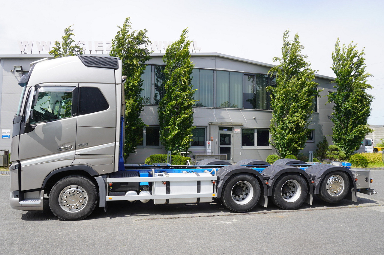 VOLVO FH16 750 8x4x4 / 750 HP! / Frame 685 cm / Steered 4th axle - Cab chassis truck: picture 3 VOLVO FH16 750 8x4x4 / 750 HP! / Frame 685 cm / Steered 4th axle - Cab chassis truck: picture 3