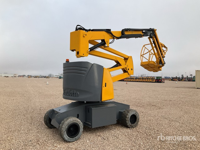 2007 Haulotte HA15IP 2WD Electric Articulating Boom Lift - Articulated boom: picture 1 2007 Haulotte HA15IP 2WD Electric Articulating Boom Lift - Articulated boom: picture 1