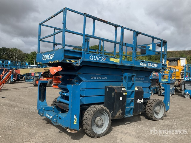 2015 Genie GS-5390 4x4 Diesel Scissor Lift - Scissor lift: picture 3 2015 Genie GS-5390 4x4 Diesel Scissor Lift - Scissor lift: picture 3