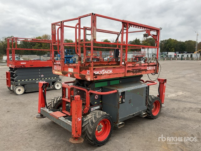 2017 Skyjack SJ6832 RT 4x4 Diesel Scissor Lift - Scissor lift: picture 3 2017 Skyjack SJ6832 RT 4x4 Diesel Scissor Lift - Scissor lift: picture 3