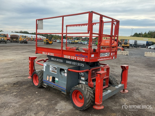 Skyjack SJ6832RT Scissor Lift - Scissor lift: picture 3 Skyjack SJ6832RT Scissor Lift - Scissor lift: picture 3