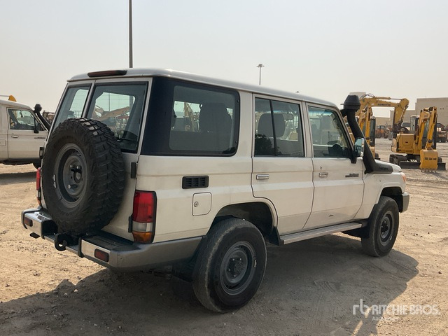 2014 Toyota Land Cruiser LX 76L 4x4 SUV - SUV: picture 3 2014 Toyota Land Cruiser LX 76L 4x4 SUV - SUV: picture 3