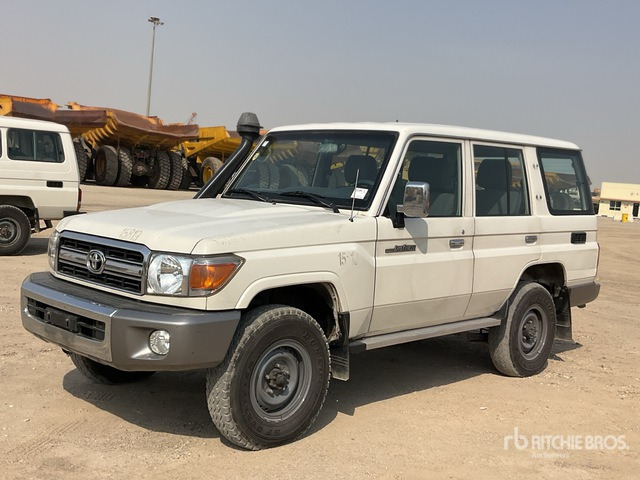 2014 Toyota Land Cruiser LX 76L 4x4 SUV - SUV: picture 2 2014 Toyota Land Cruiser LX 76L 4x4 SUV - SUV: picture 2